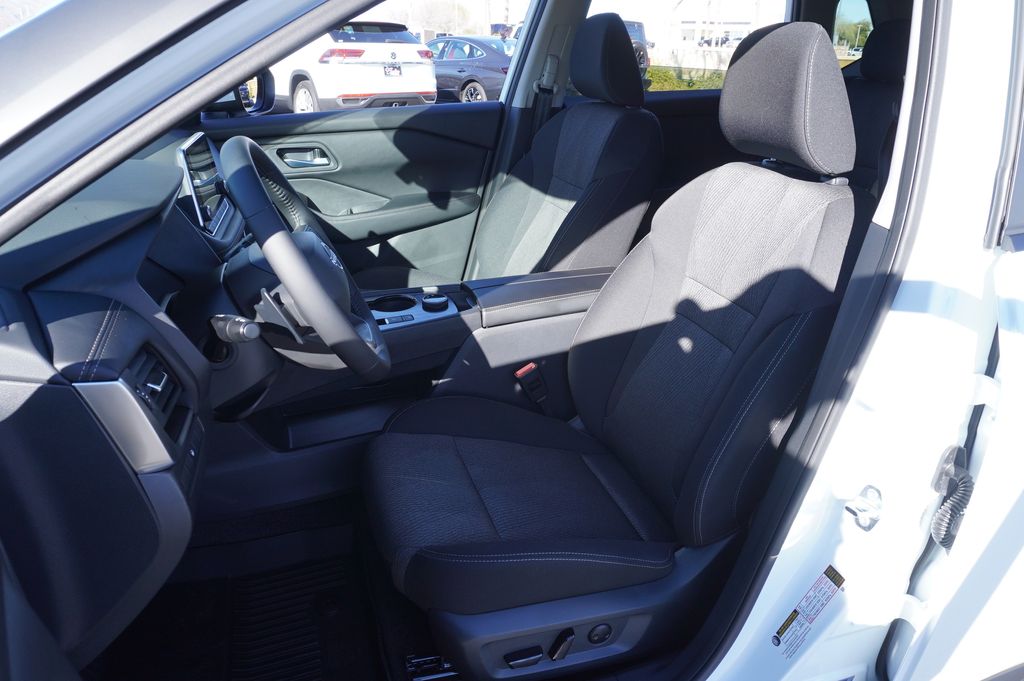 2026 Nissan Rogue SV - Photo 13