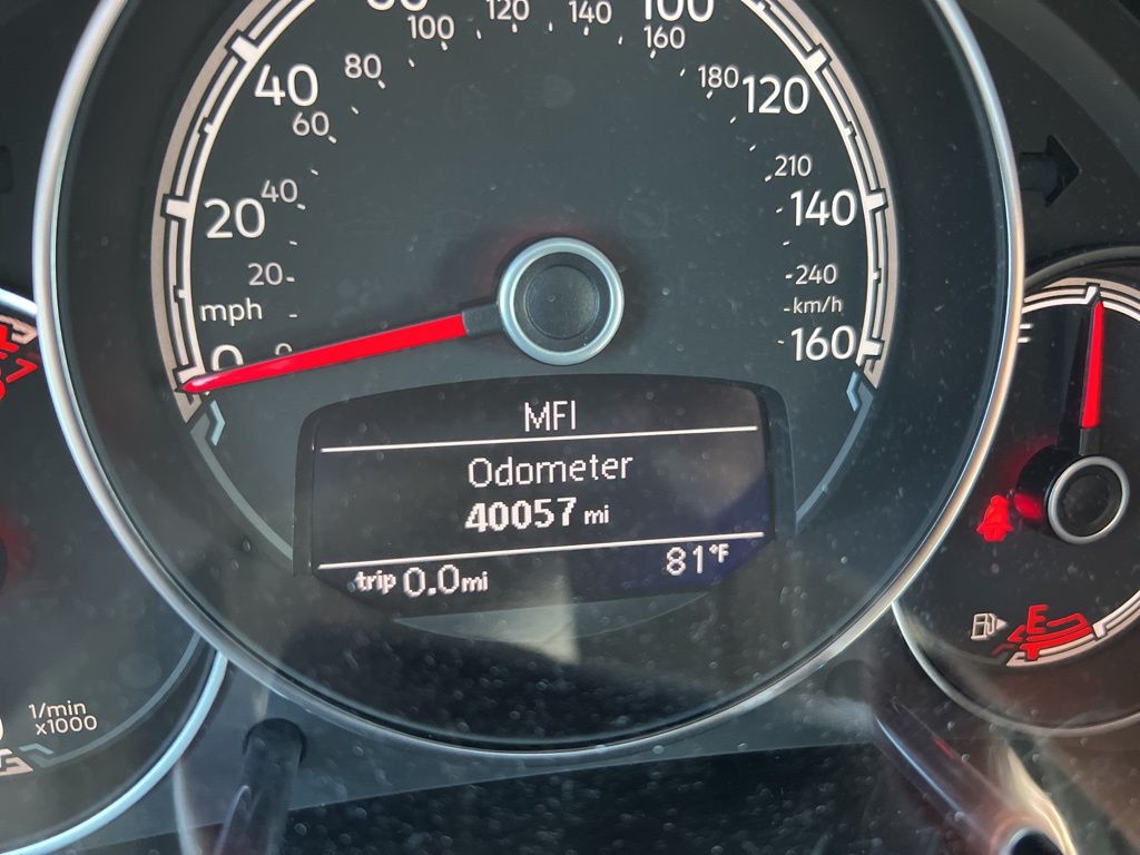 2019 Volkswagen Beetle SE photo 2