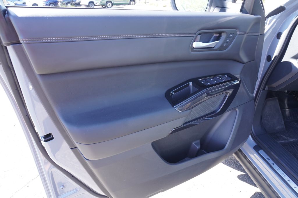 2026 Nissan Pathfinder Platinum - Photo 16