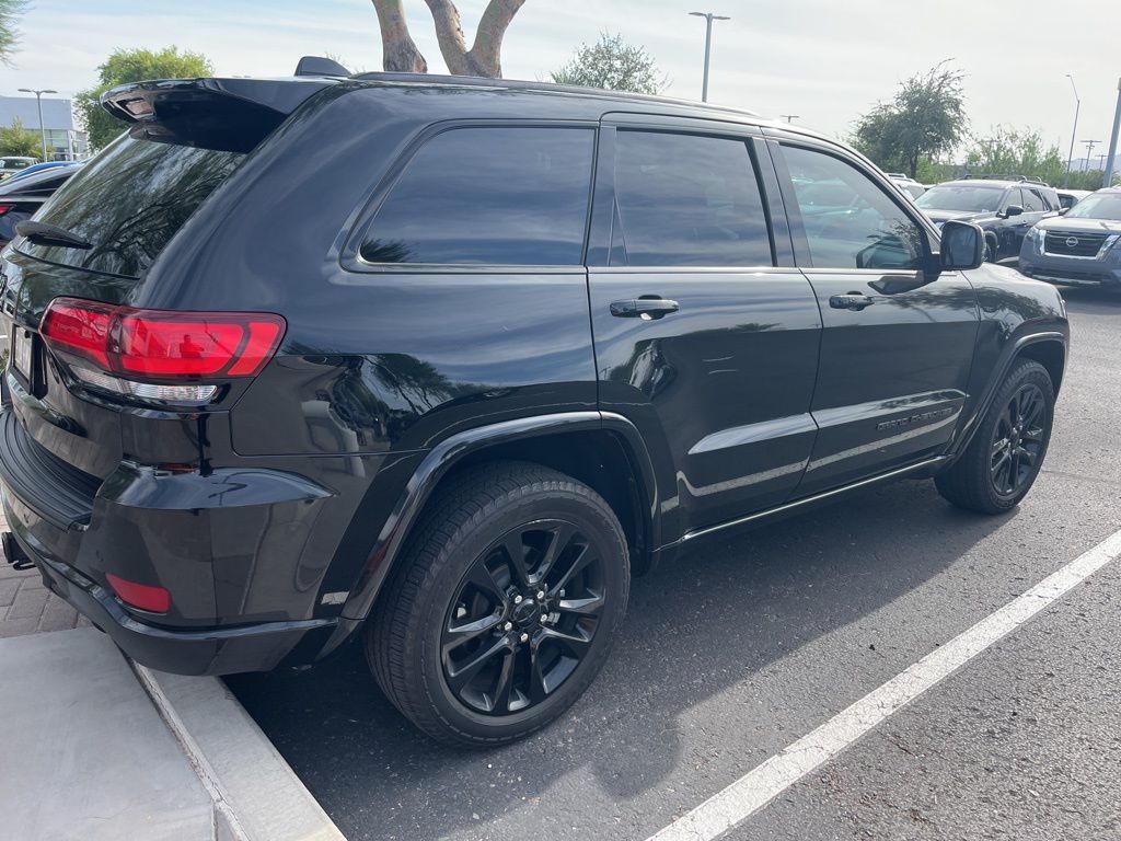 2019 Jeep Grand Cherokee Laredo Altitude photo 2