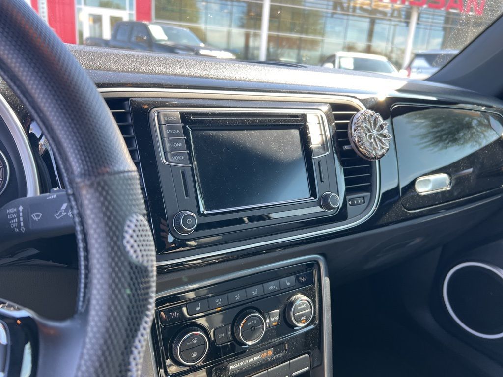 2019 Volkswagen Beetle SE photo 3