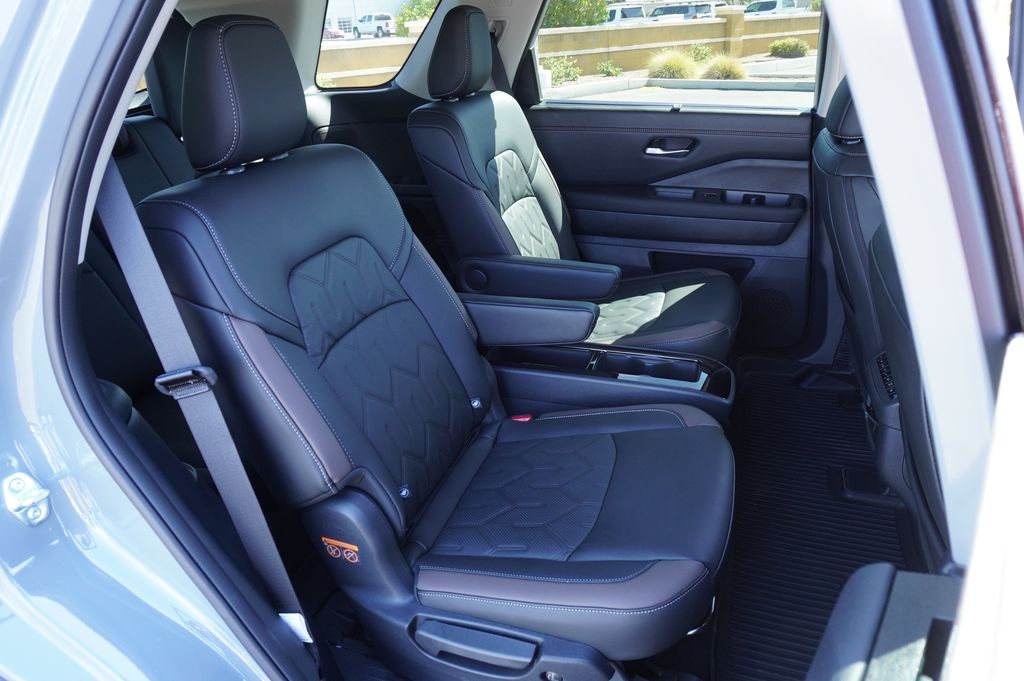 2026 Nissan Pathfinder Platinum - Photo 9