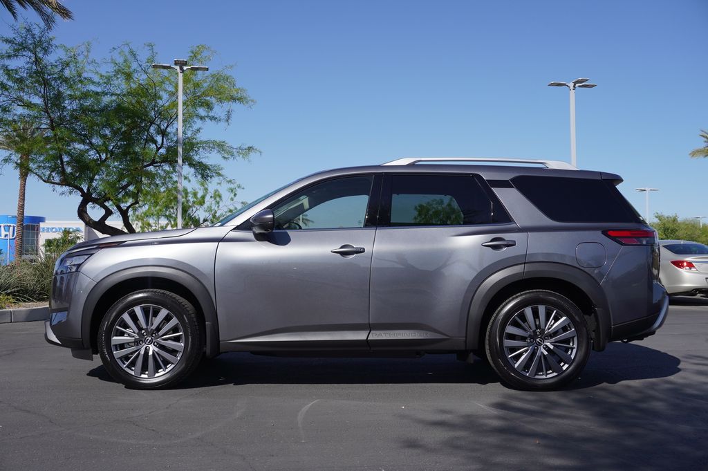 2025 Nissan Pathfinder SL photo 2