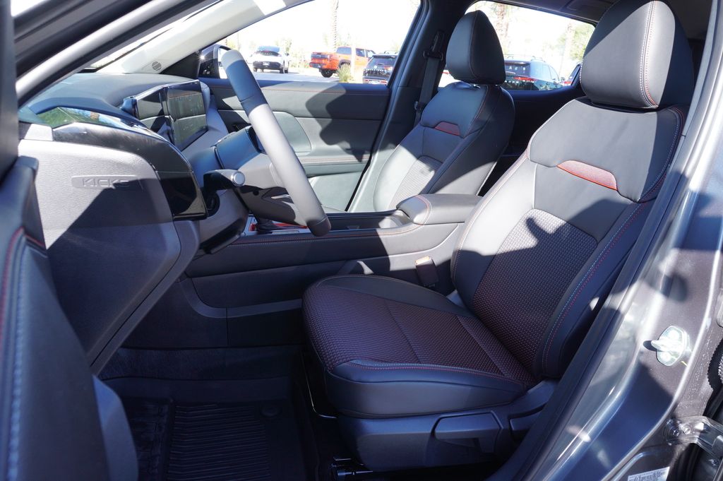 2026 Nissan KICKS SR - Photo 13