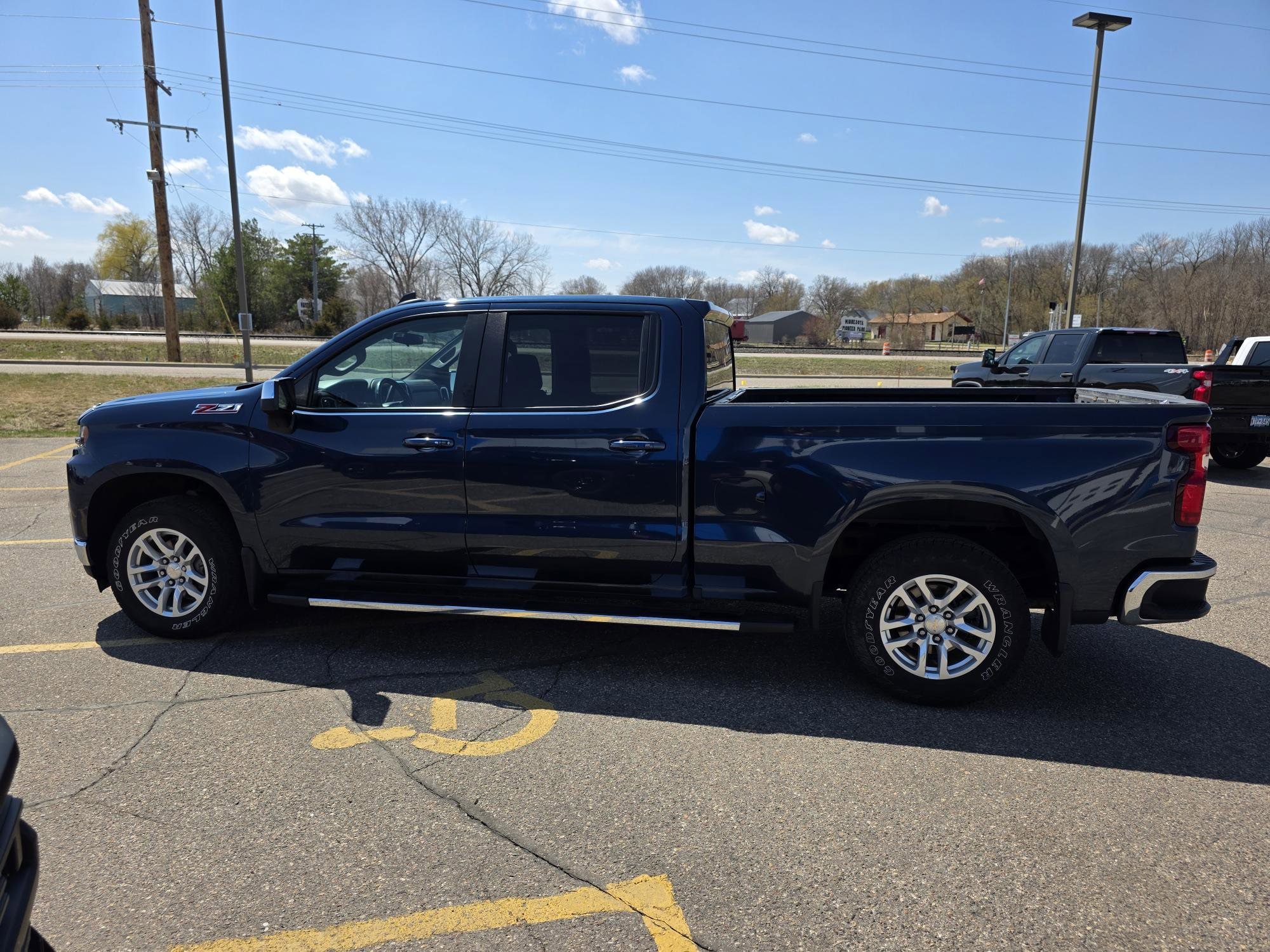 Used 2021 Chevrolet Silverado 1500 LT with VIN 3GCUYDED2MG167815 for sale in Annandale, MN