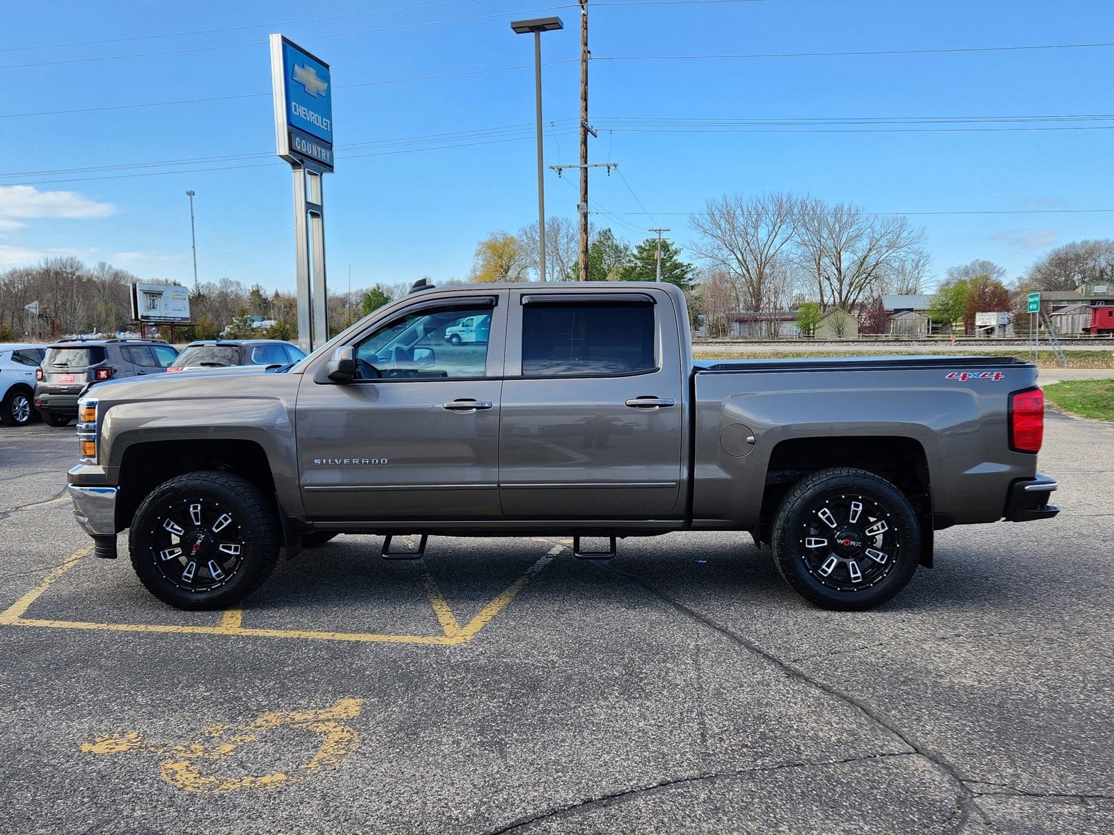 Used 2015 Chevrolet Silverado 1500 LT with VIN 3GCUKRECXFG393125 for sale in Annandale, Minnesota