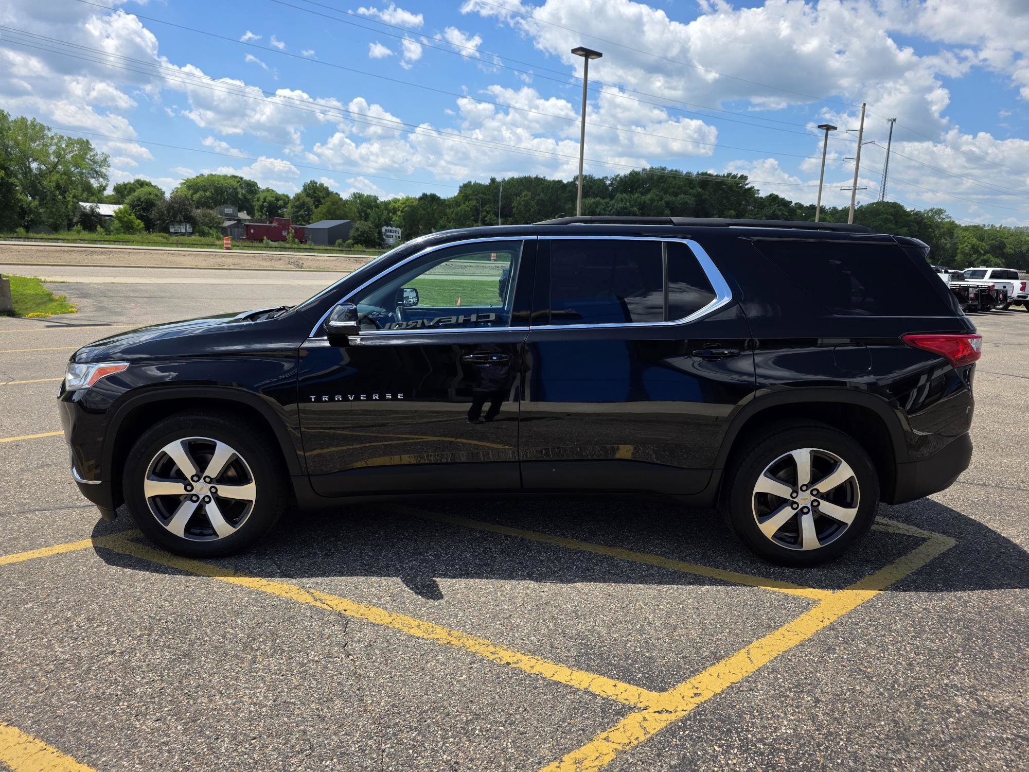 Used 2019 Chevrolet Traverse 3LT with VIN 1GNEVHKW1KJ114942 for sale in Annandale, Minnesota