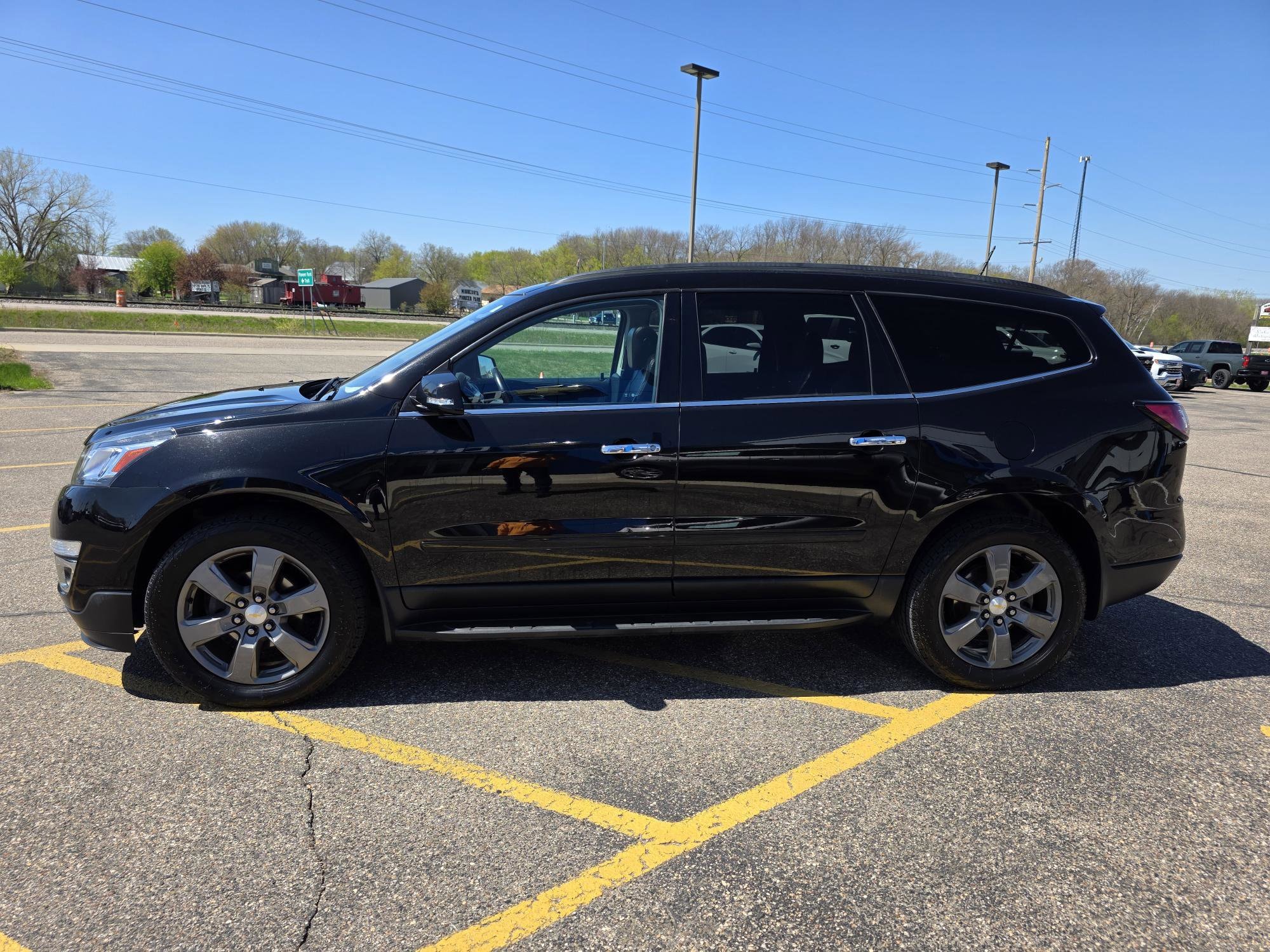 Used 2017 Chevrolet Traverse 2LT with VIN 1GNKRHKD6HJ337086 for sale in Annandale, MN