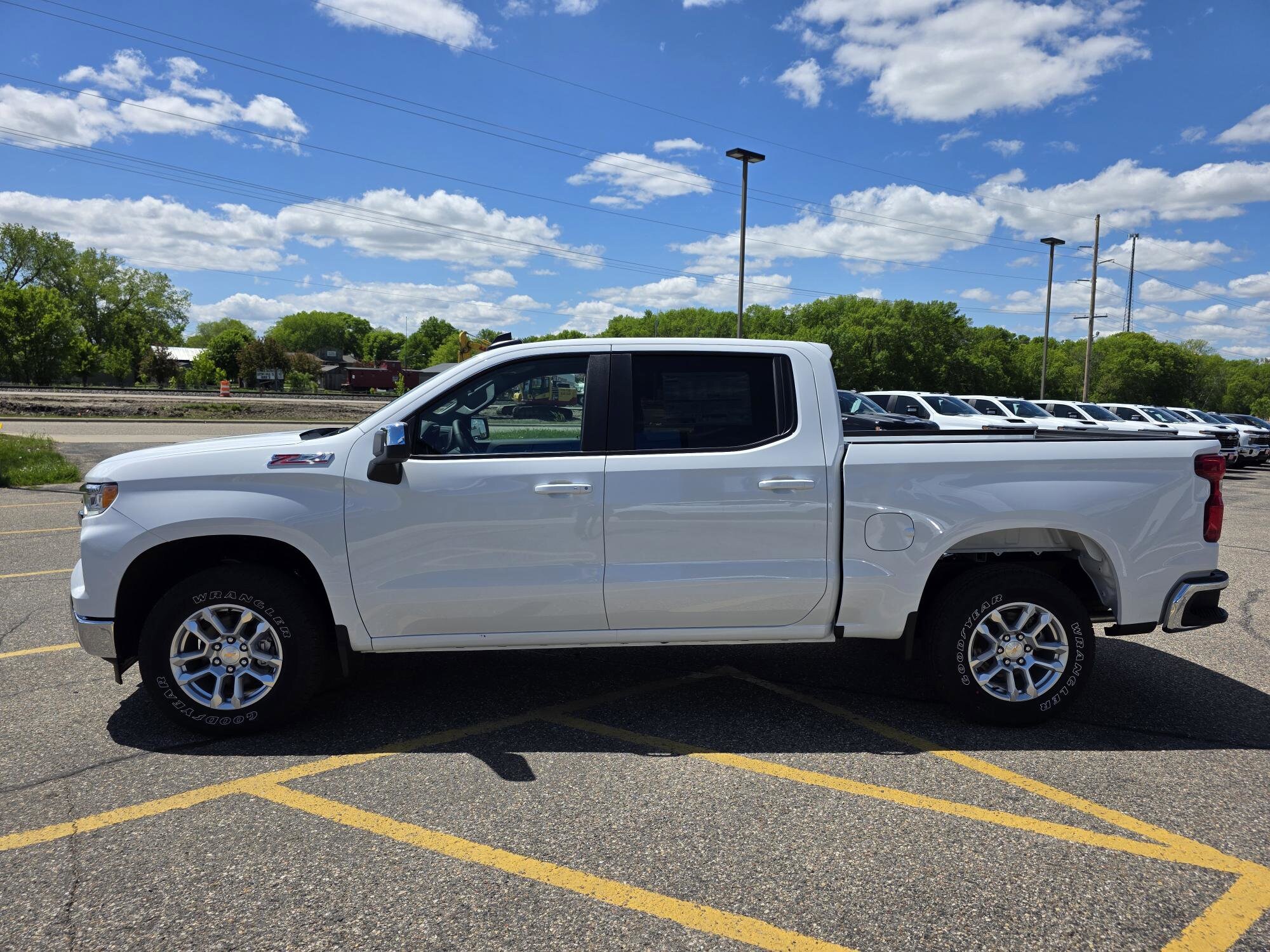 2025 Chevrolet Silverado 1500 LT photo 2
