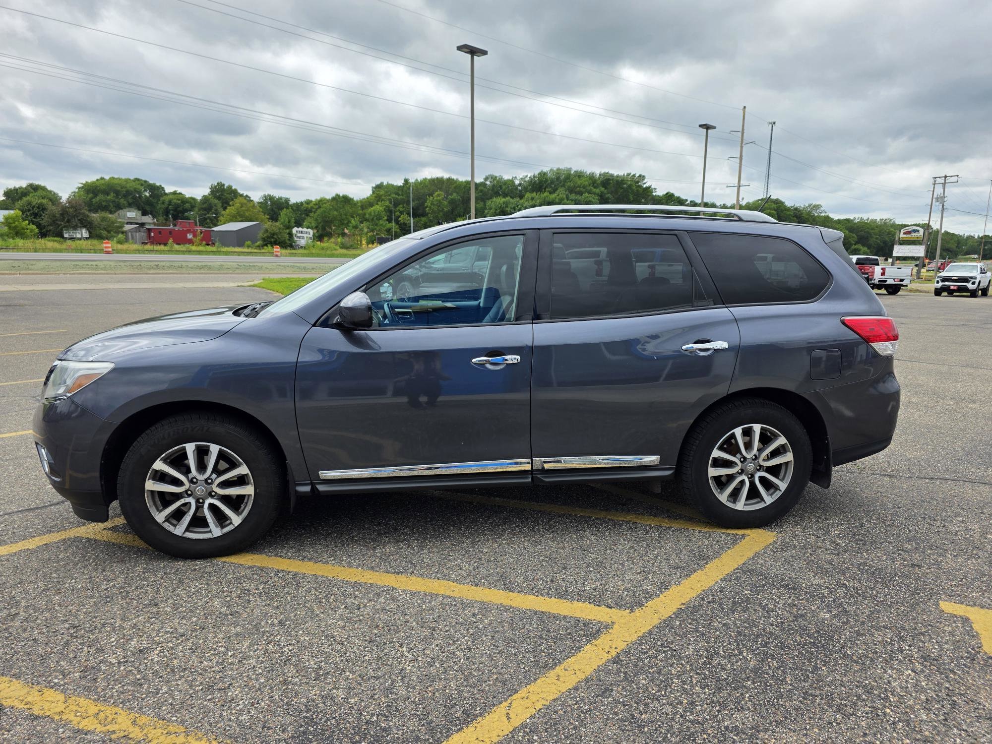 Used 2014 Nissan Pathfinder SL with VIN 5N1AR2MM5EC622548 for sale in Annandale, Minnesota