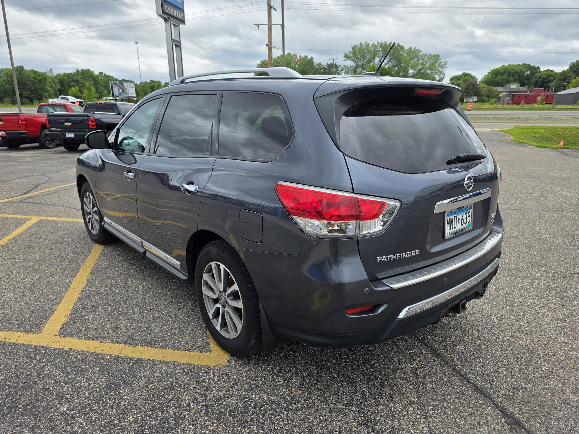 2014 Nissan Pathfinder SL photo 3