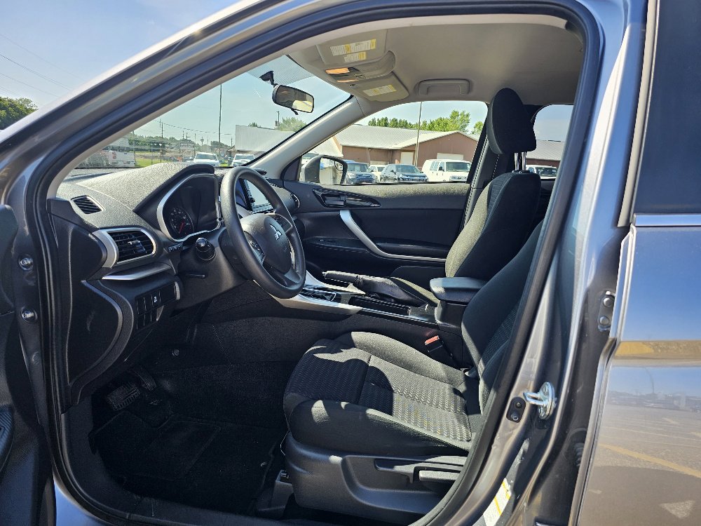 2020 Mitsubishi Eclipse Cross ES photo 3