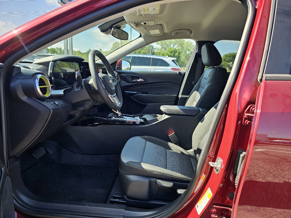 2025 Chevrolet Trax LT photo 3