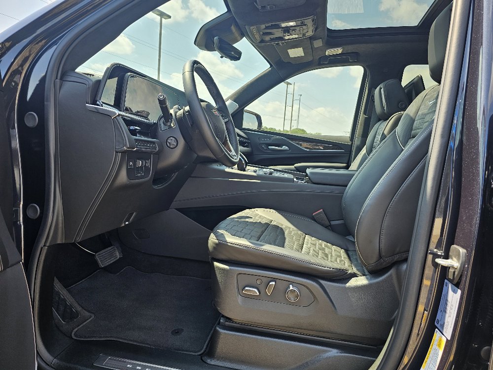 2024 Cadillac Escalade Premium Luxury Platinum photo 3