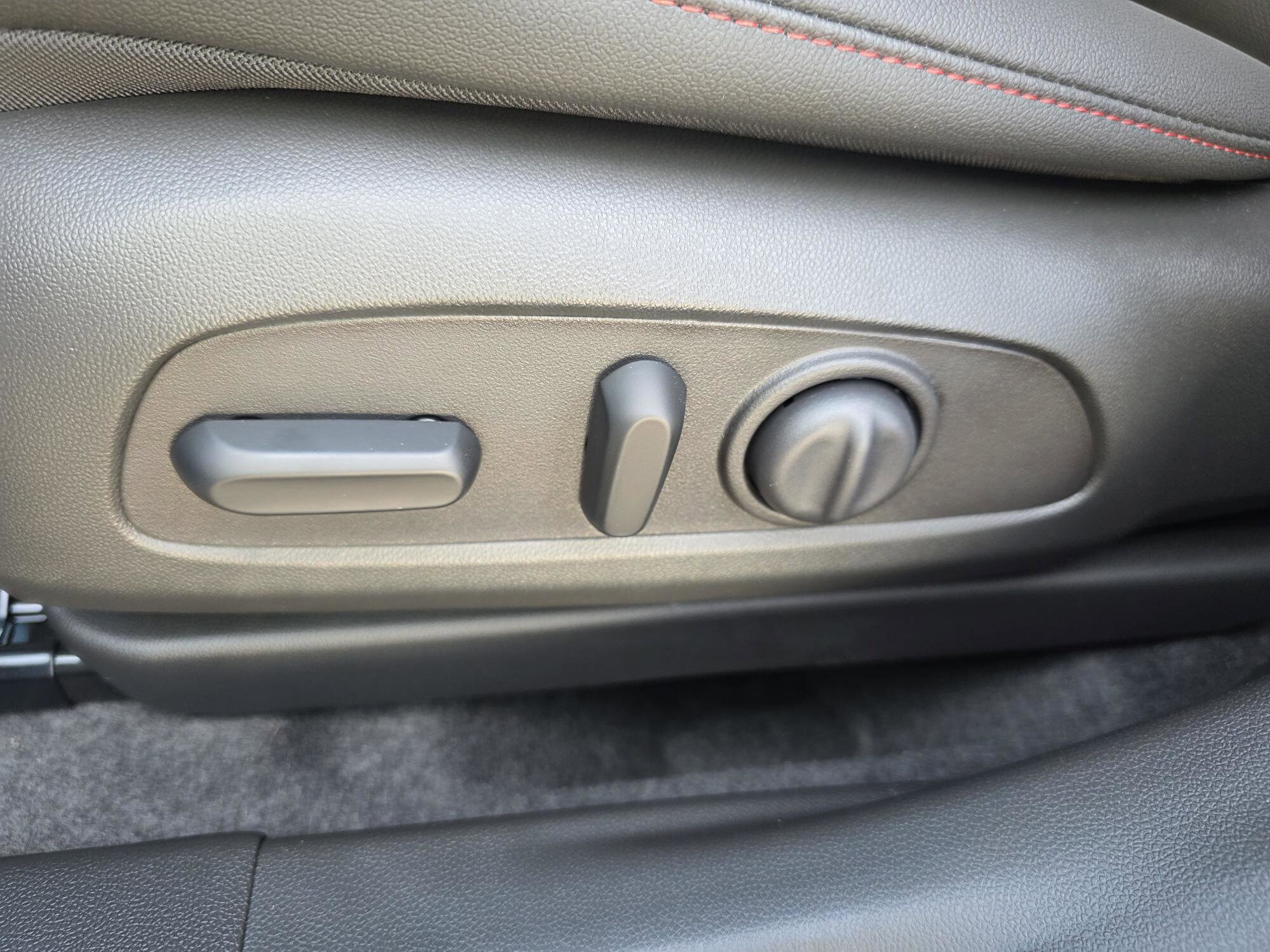 2025 Chevrolet Trax RS - Photo 12