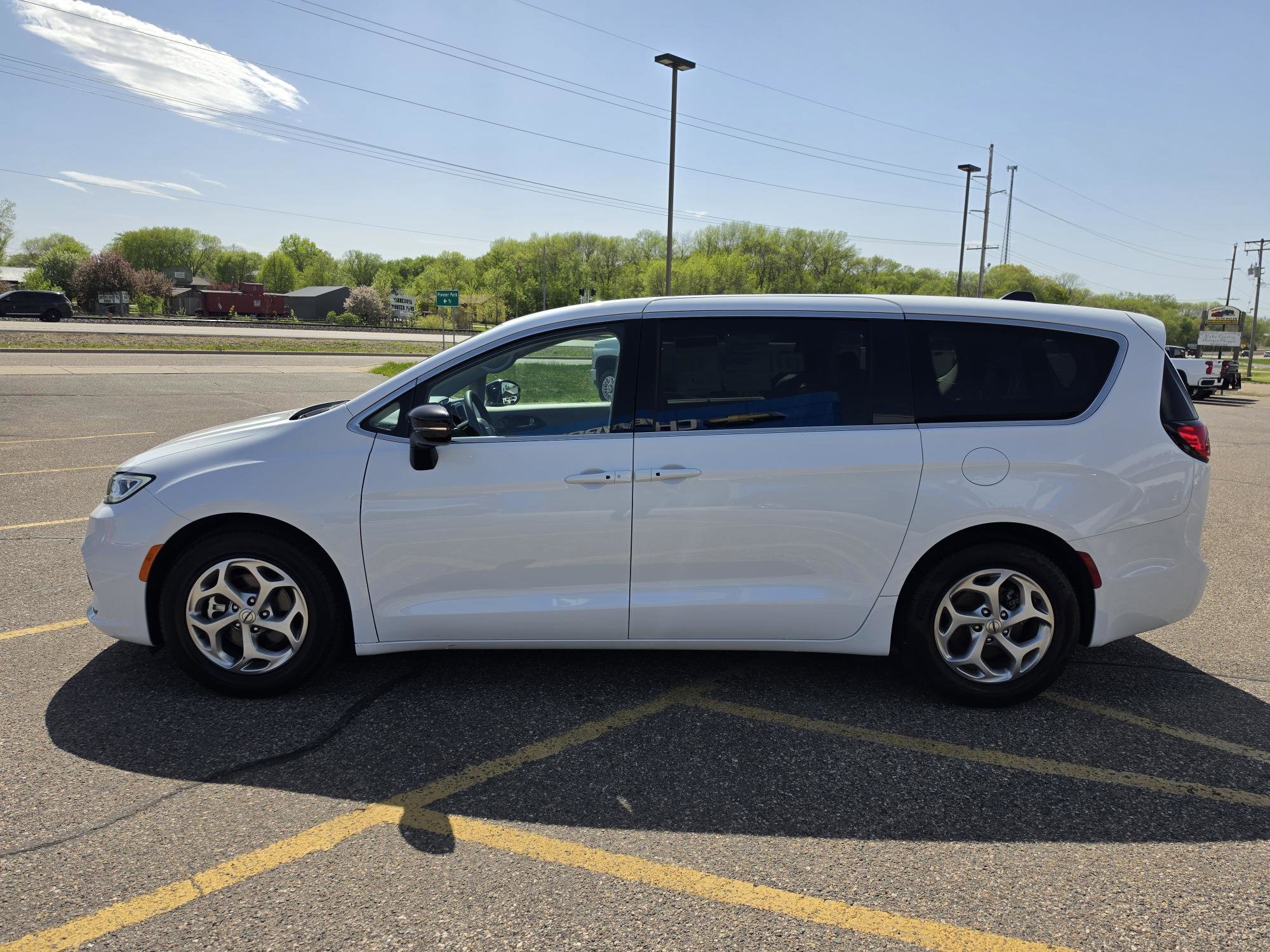 Used 2024 Chrysler Pacifica Limited with VIN 2C4RC1GG8RR122700 for sale in Annandale, Minnesota