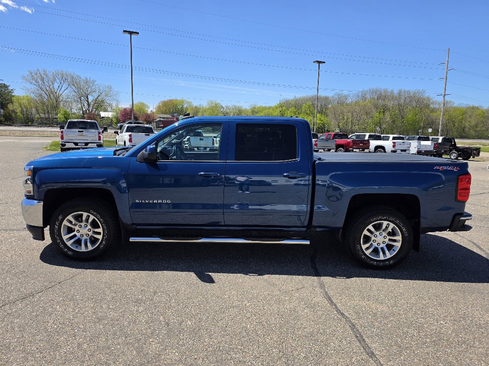 Used 2017 Chevrolet Silverado 1500 LT with VIN 3GCUKREC3HG302375 for sale in Annandale, Minnesota