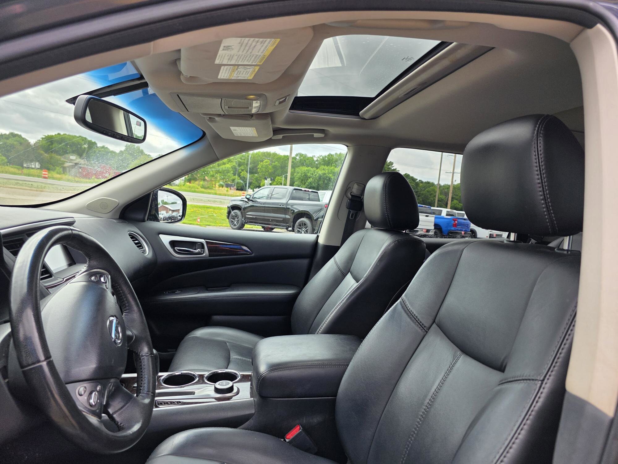 2014 Nissan Pathfinder SL photo 4