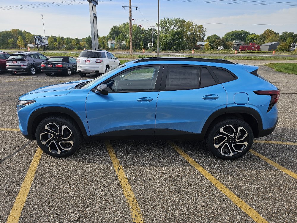 2025 Chevrolet Trax photo 2