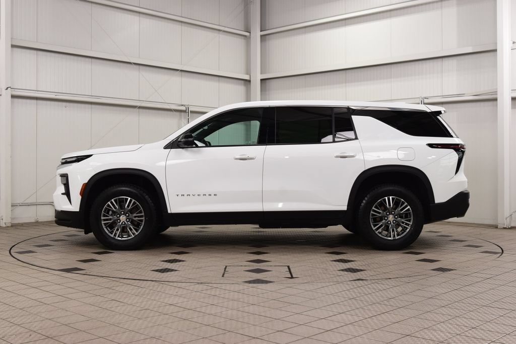 2024 Chevrolet Traverse LS - Photo 4