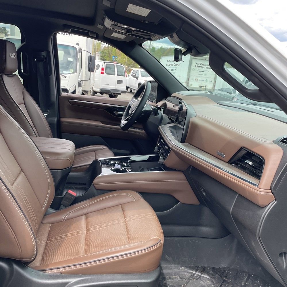 2025 Chevrolet Suburban High Country - Photo 17