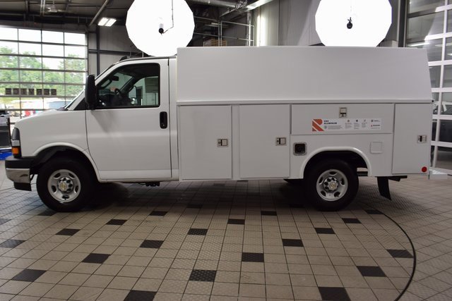 2025 Chevrolet Express Cutaway 3500 Van photo 3
