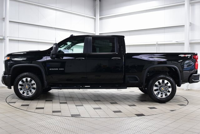 2025 Chevrolet Silverado Custom photo 4