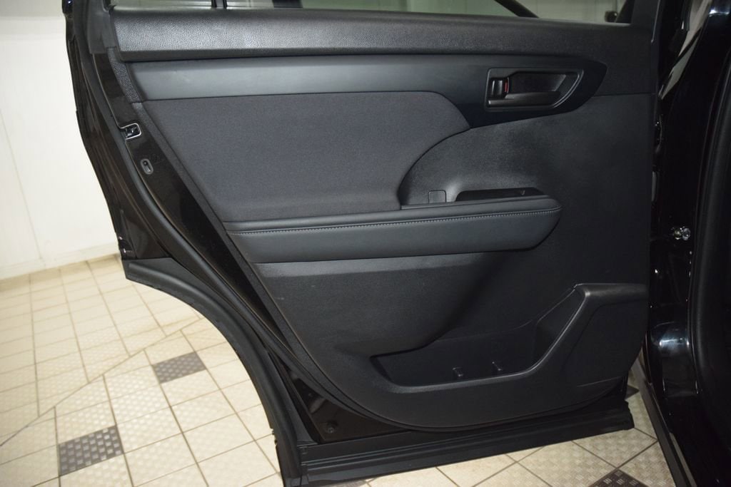 2023 Toyota Highlander LE - Photo 41