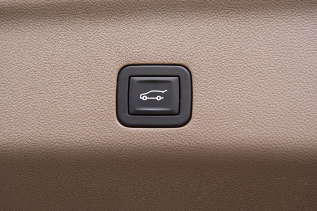 2024 GMC Yukon Denali - Photo 28