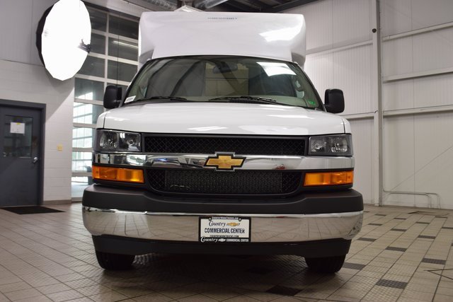 2025 Chevrolet Express Cutaway 3500 Van photo 2