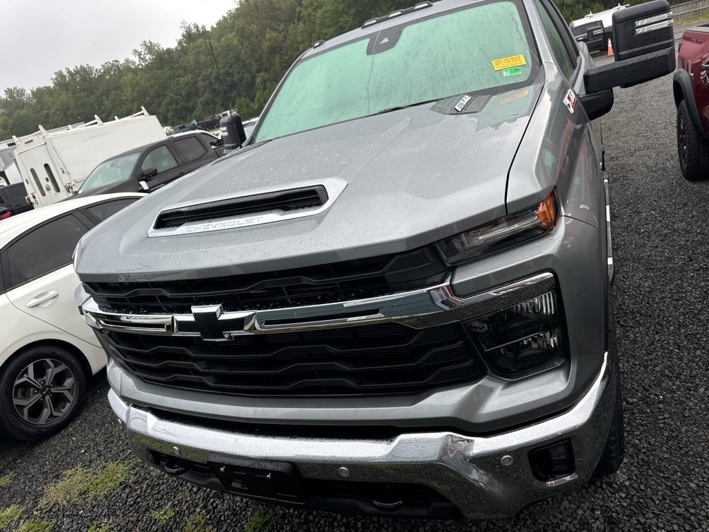 2025 Chevrolet Silverado 2500HD LT photo 2