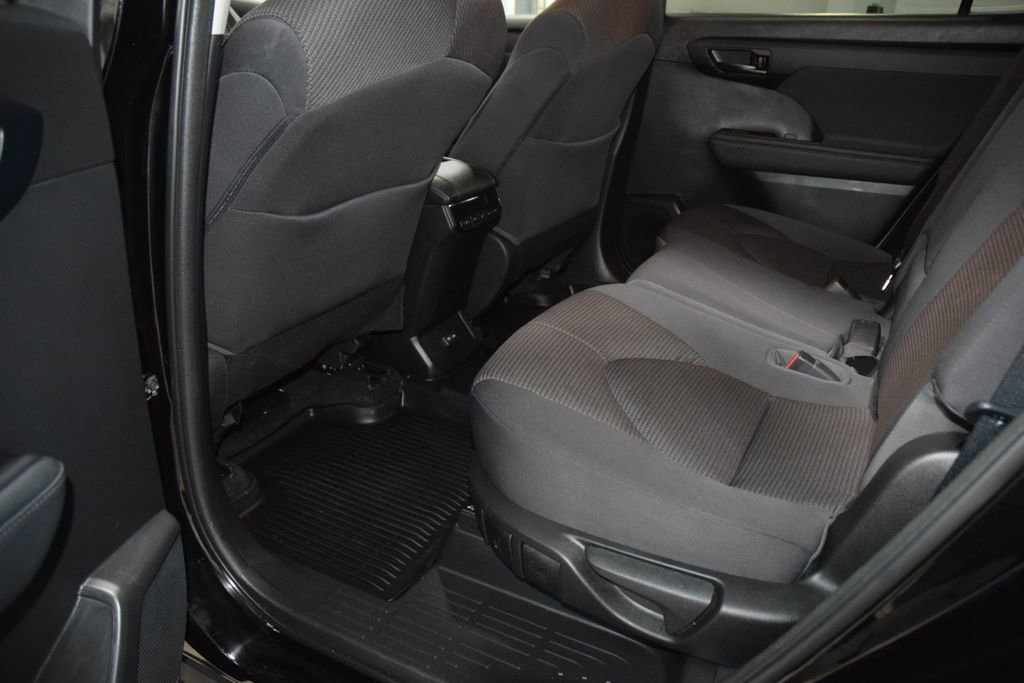 2023 Toyota Highlander LE - Photo 40