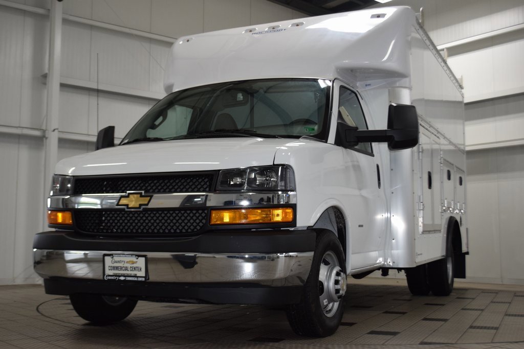 2025 Chevrolet Express Cutaway 3500 Van photo 2
