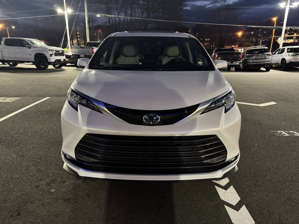 2025 Toyota Sienna Limited photo 2