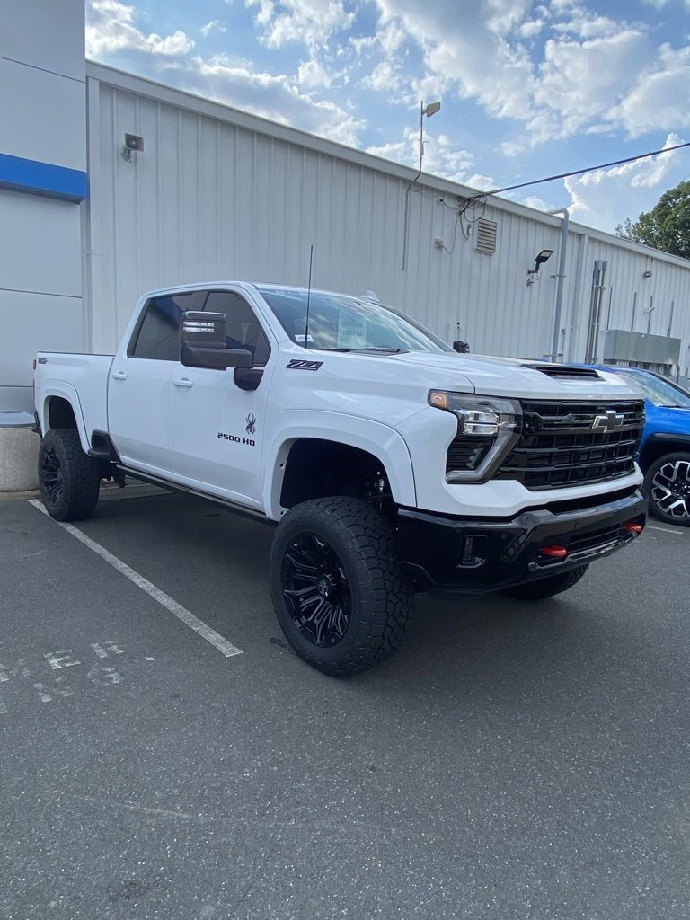 2025 Chevrolet Silverado 2500HD LTZ photo 2