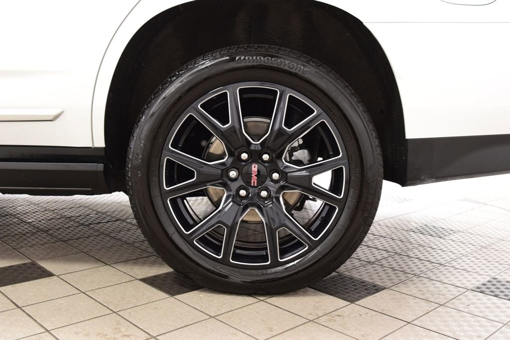 2024 GMC Yukon Denali - Photo 29