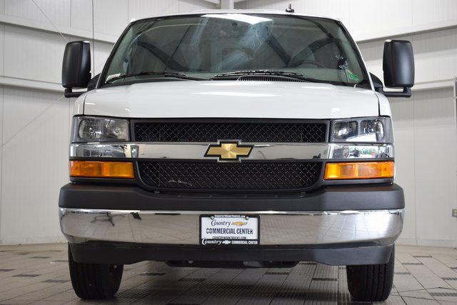 2025 Chevrolet Express Cutaway 3500 Van photo 2