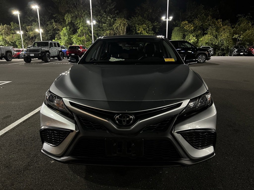 2021 Toyota Camry SE photo 2