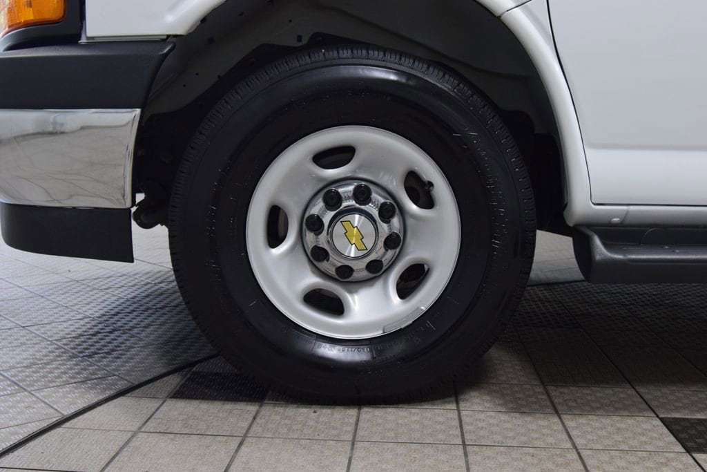 2025 Chevrolet Express Passenger LT - Photo 18