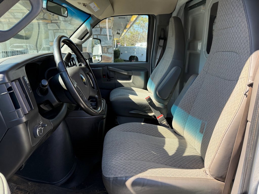 2021 Chevrolet Express 3500 Cutaway photo 2