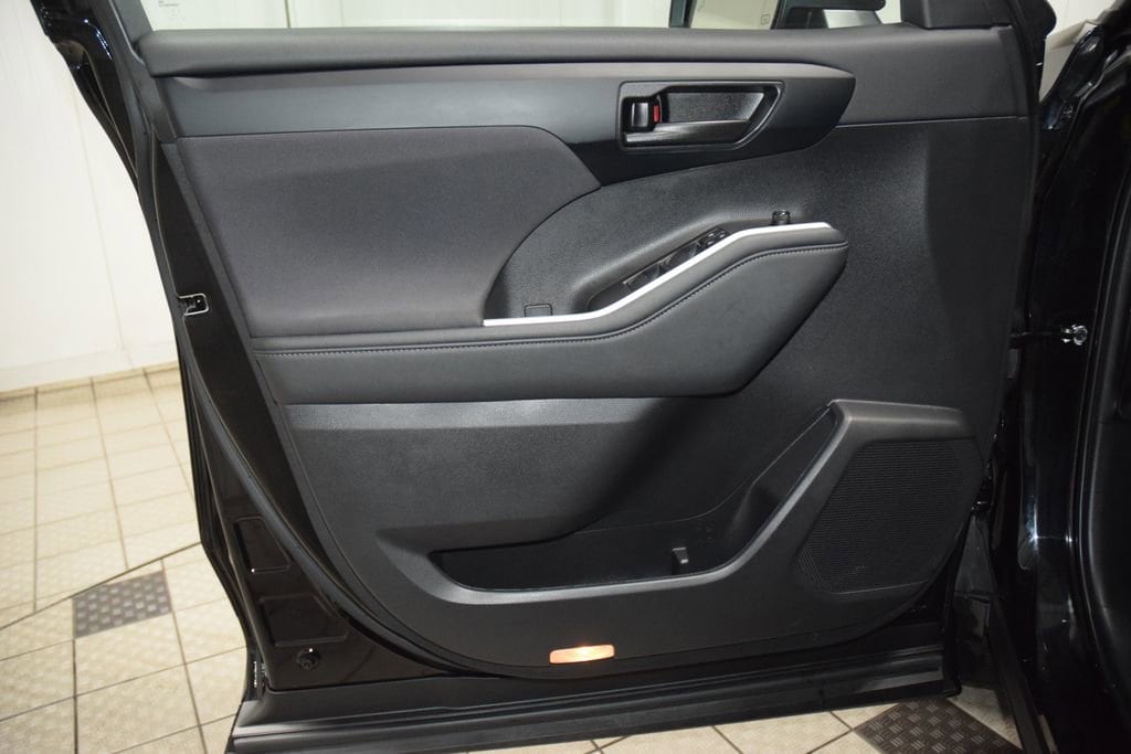 2023 Toyota Highlander LE - Photo 43