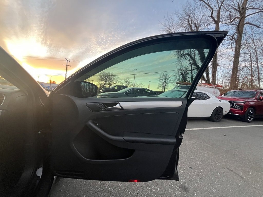 Used 2017 Volkswagen Jetta 1.4T SE Sedan