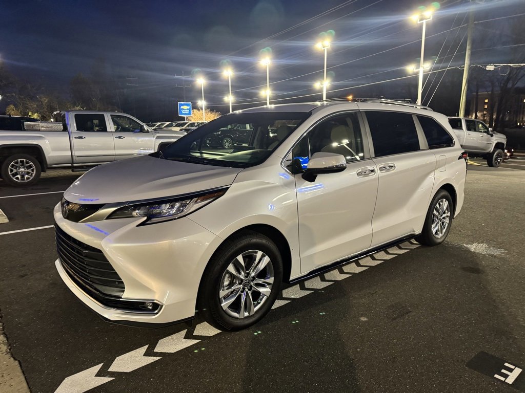 2025 Toyota Sienna Limited photo 3