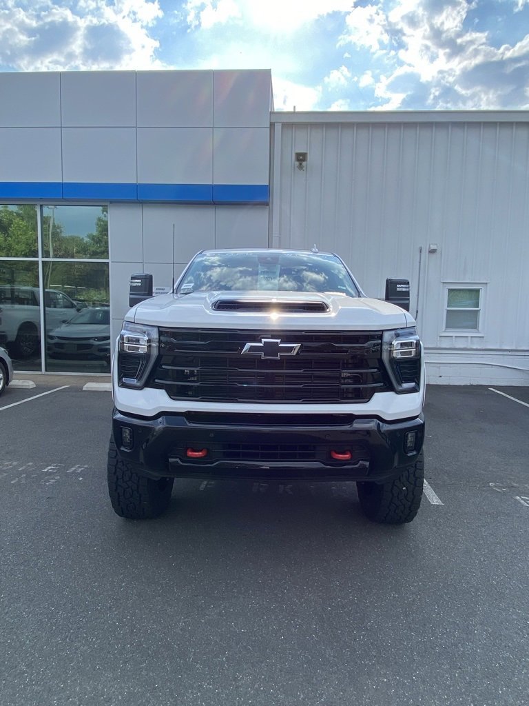 2025 Chevrolet Silverado 2500HD LTZ photo 3