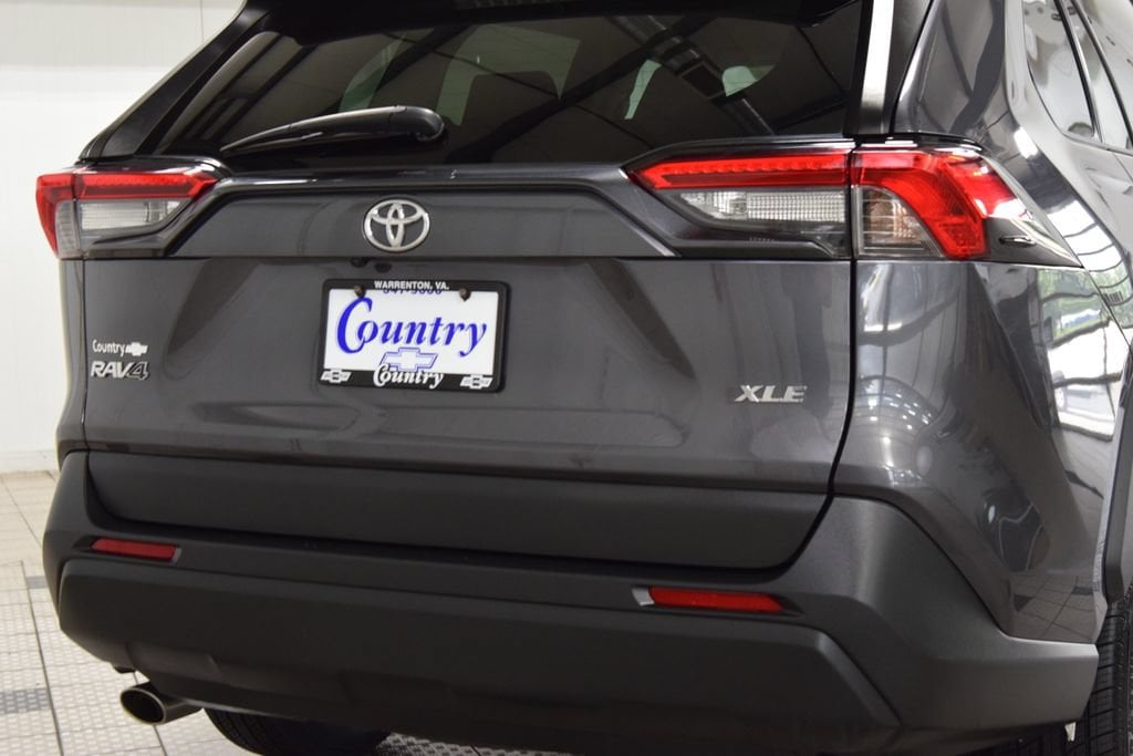 2022 Toyota RAV4 XLE - Photo 18