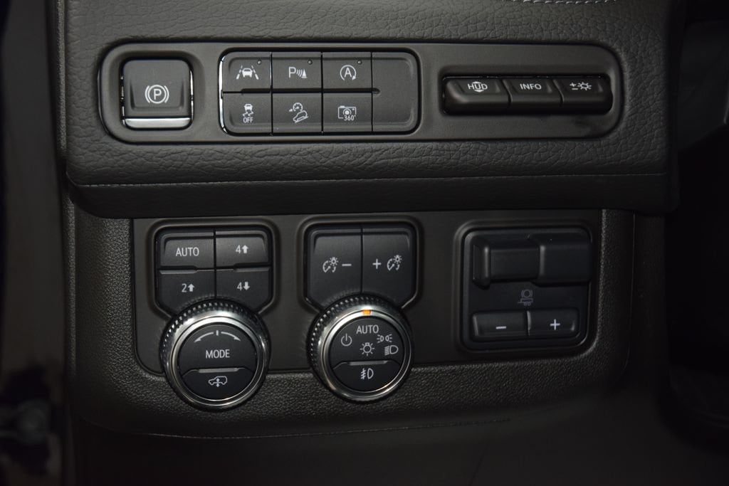 2024 GMC Yukon Denali - Photo 37