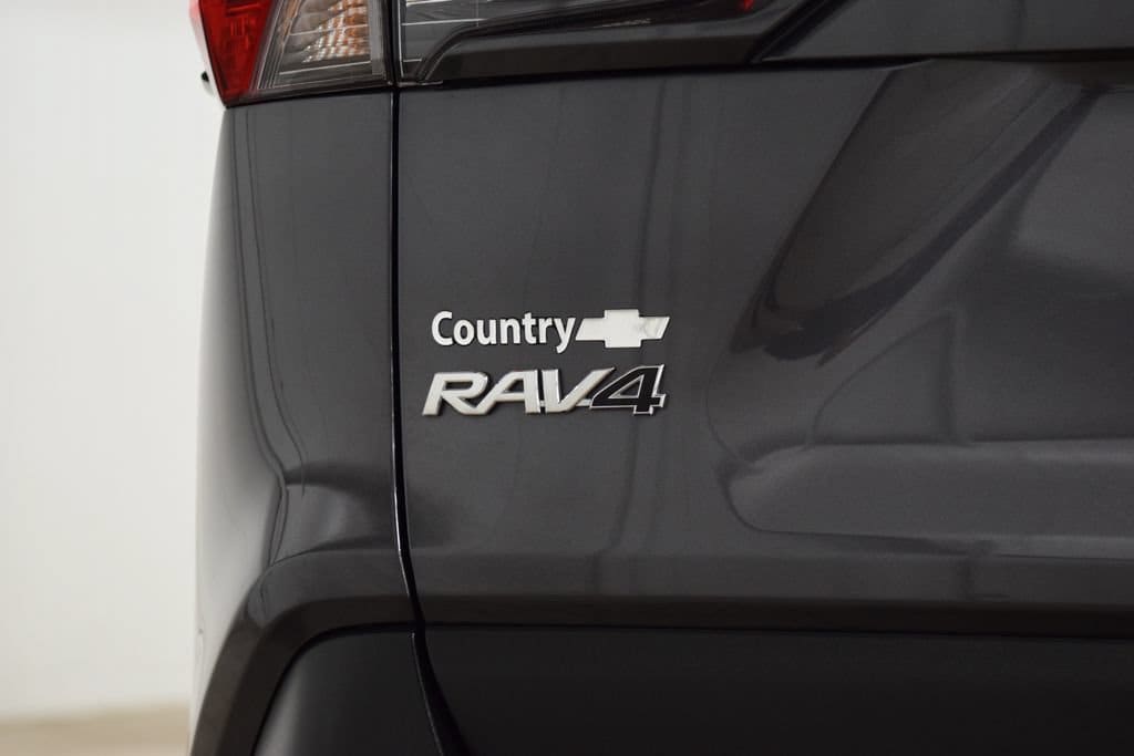 2022 Toyota RAV4 XLE - Photo 19