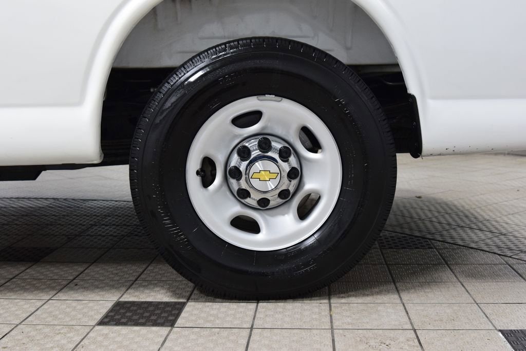 2025 Chevrolet Express Passenger LT - Photo 17
