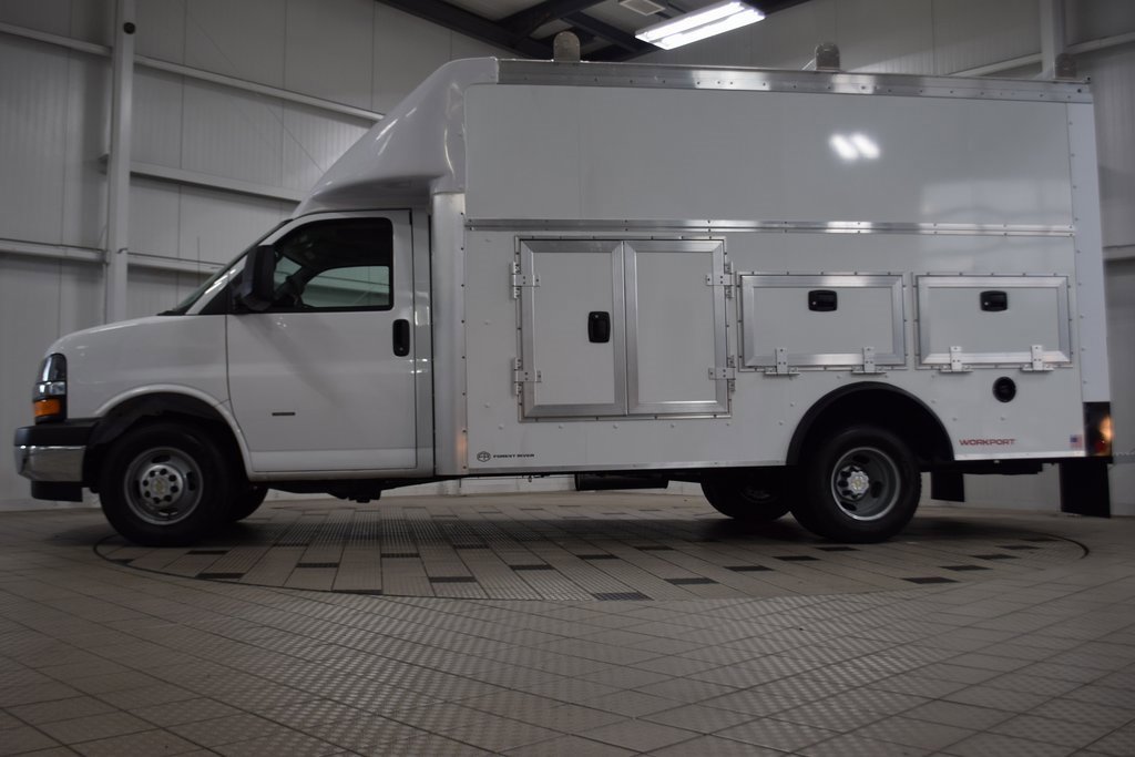 2025 Chevrolet Express Cutaway 3500 Van photo 3