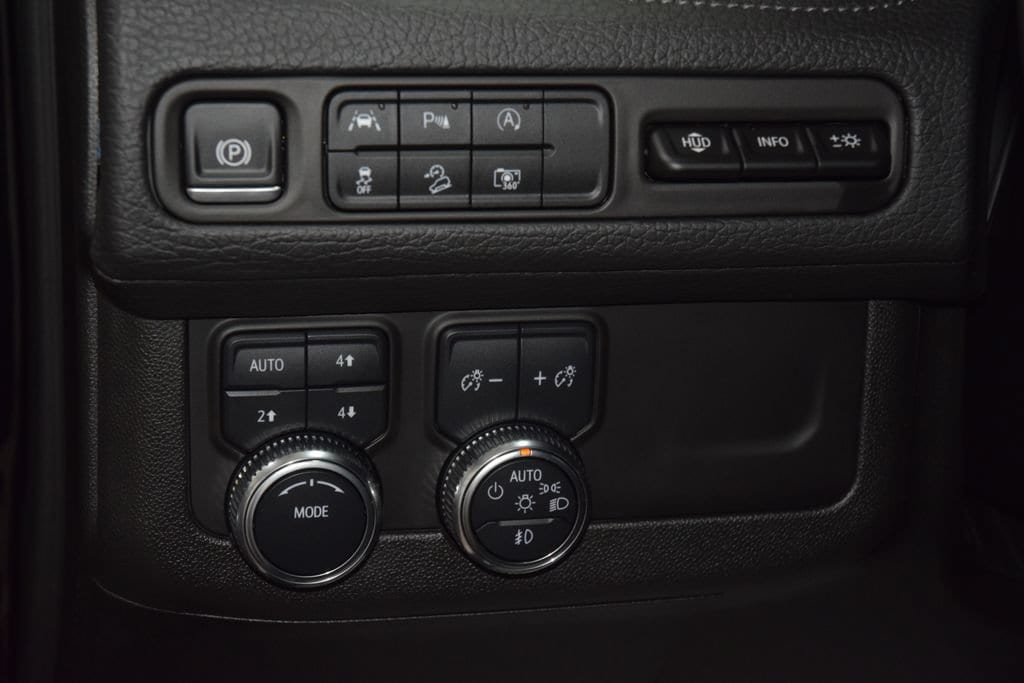 2024 GMC Yukon Denali - Photo 37
